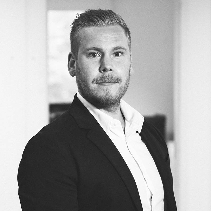 <b>Adam Carlsson</b>