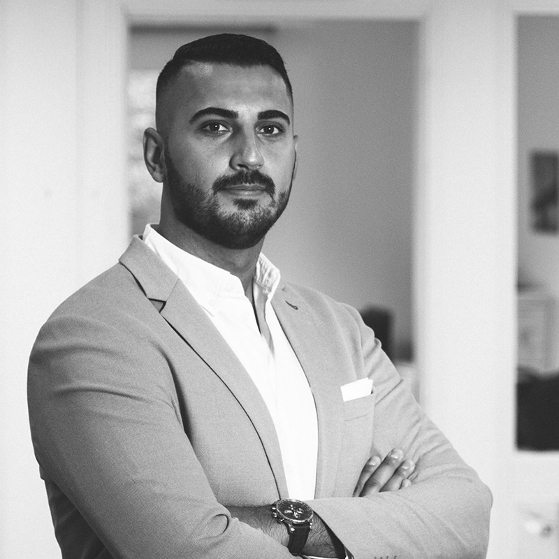 <b>Ali Davari</b>