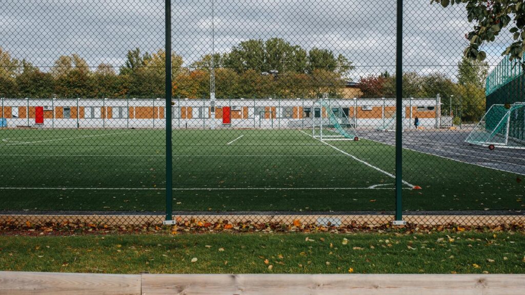 Gränbyskolans konstgräsplan. Nyproduktion FIFA-certifierad konstgräsplan med belysning.