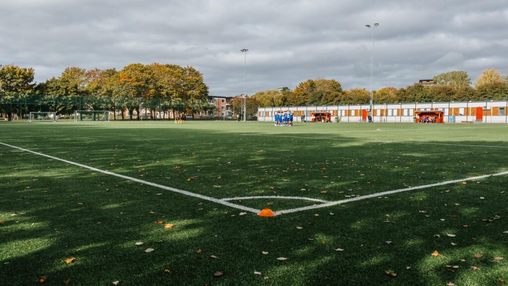 Gränbyskolans konstgräsplan. Nyproduktion FIFA-certifierad konstgräsplan med belysning.
