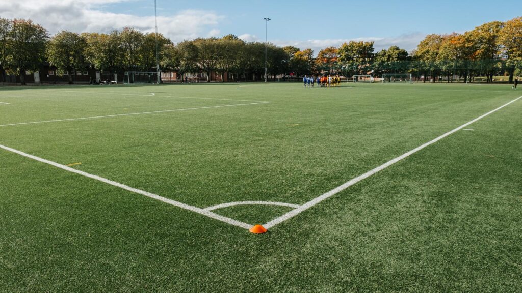 Gränbyskolans konstgräsplan. Nyproduktion FIFA-certifierad konstgräsplan med belysning.