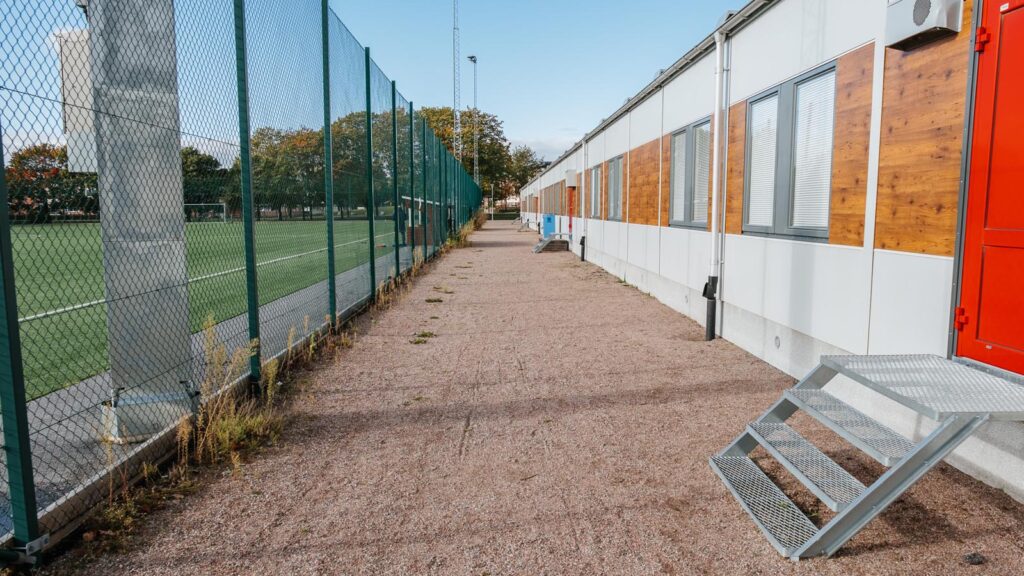 Gränbyskolans konstgräsplan. Nyproduktion FIFA-certifierad konstgräsplan med belysning.