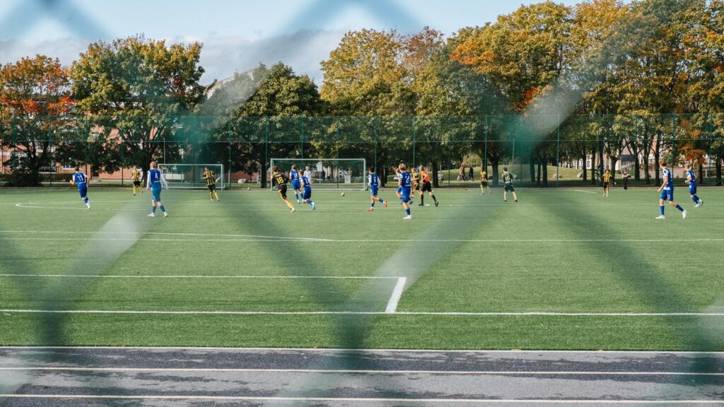Gränbyskolans konstgräsplan. Nyproduktion FIFA-certifierad konstgräsplan med belysning.